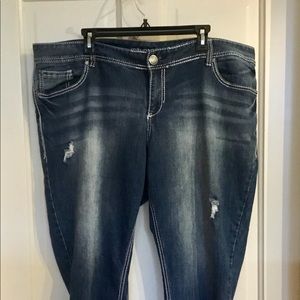 ⬇️ Maurices Distressed Cropped Jeans Sz 22